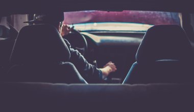 Участников ночных гонок массово задерживают в Алматы после смертельного ДТП