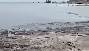 Жители Актау заподозрили слив неизвестной жидкости в Каспий