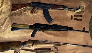 Автоматы и гранаты: КНБ изъял арсенал оружия