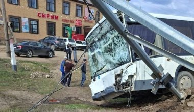 После ДТП со школьным автобусом в больницу попали 24 ребенка в ЗКО