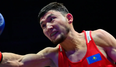 Казахстанец продолжает борьбу за медали на ЧА по боксу