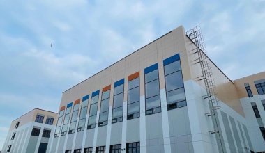 У школы в Атырау насмерть сбили семилетнюю девочку