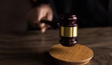 Двух полицейских лишили званий и отправили в тюрьму в Туркестанской области