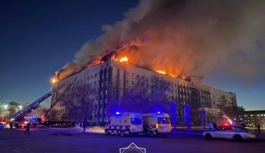 Как тушили пожар в акимате Актобе и почему аким вышел с флагом в руках