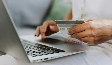 Почему казахстанцам массово арестовали банковские счета