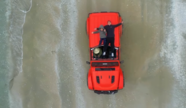 Поездка по Каспию на джипе обернулась штрафом для узбекистанского блогера