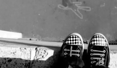 В Караганде 16-летняя девушка хотела спрыгнуть с крыши - ее успели спасти