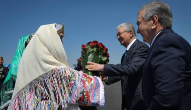 Цветами и песнями: как Токаева встретили в Узбекистане