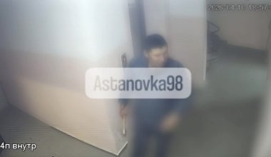 Окровавленный мужчина с топором напугал жителей ЖК в Астане