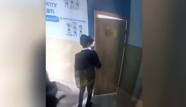 Школьник лишился глаза после избиения в гимназии Тараза