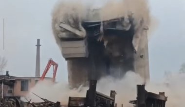 Здание крупного завода обрушилось на востоке Казахстана