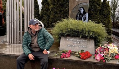 «Все эти цветы - от зрителей тебе»: Агутин посетил могилу Батырхана Шукенова