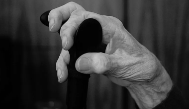 В Алматы избили 66-летнюю женщину на остановке