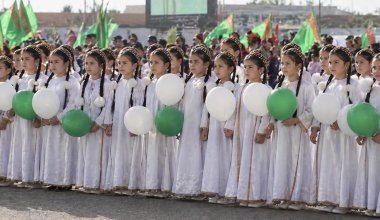 Часами на холоде: детей в Туркменистане используют ради съёмок на госТВ