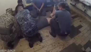 Подсудимый по делу о пытках в Атбасаре порезал себе руку в суде