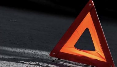 В Алматы грузовик врезался в забор и перевернулся: погиб водитель