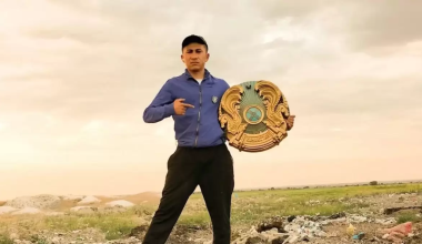 Нашел герб на свалке и повесил дома: блогеру выписали штраф в Жетысу