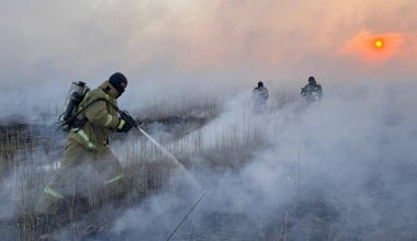 Атырау накрыло дымом из-за горящего камыша