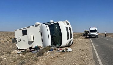 Автодом с туристами из Швейцарии перевернулся на трассе в Казахстане