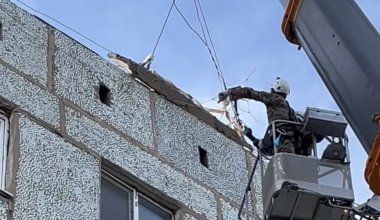 В Сатпаеве с крыши дома едва не рухнула бетонная плита