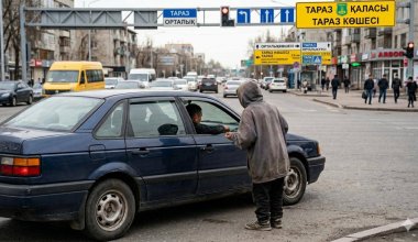 Мать из Тараза оштрафовали за попрошайничество сына на городских перекрестках