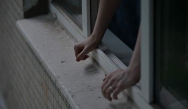 В Алматы студент выпал из окна девятого этажа после сессии