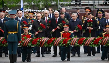 После парада Победы Токаев и Путин возложили цветы у Кремля