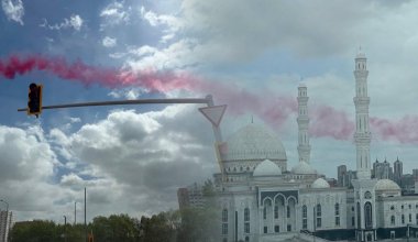 Над Астаной заметили красный дым