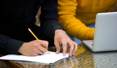Работодателей обяжут письменно предупреждать казахстанцев об изменении условий труда