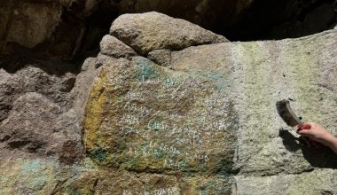 Школьники разрисовали камни у Бутаковского водопада в Алматы