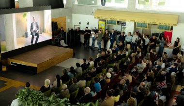 «Любовь, музыка и бухучет»: Нархоз отметил 100-летие Владимира Радостовца