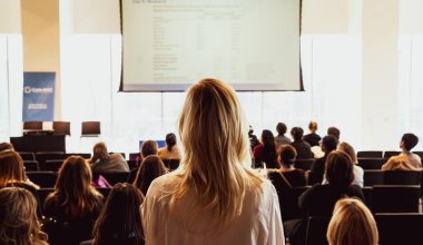 После скандального тренинга с матом в Казахстане заговорили о культуре речи