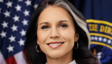Глава разведки США ушла в отставку из-за болезни мужа