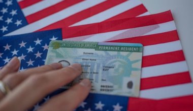 США запретили въезд владельцам грин-карт