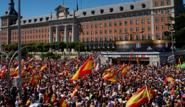 Десятки тысяч испанцев вышли на марш против правительства Санчеса