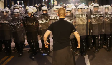 В Белграде начались беспорядки после массовых протестов