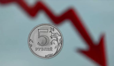 Казахстанцы начали массово сдавать рубли в обменники
