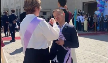 Прощальным вальсом учителя и «особенного» ученика восхитились казахстанцы