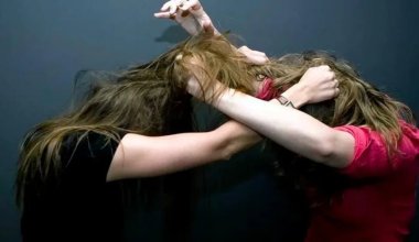 Битва за горку: женщины устроили драку на детской площадке в Талдыкоргане