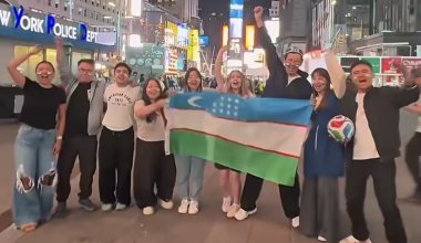 «Мы гордимся вами»: казахи и кыргызы подняли флаг Узбекистана в центре Нью-Йорка