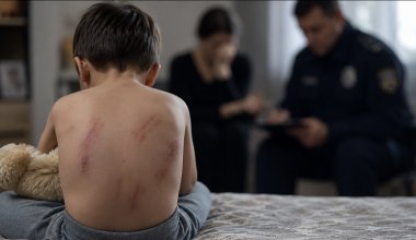 Ребенка с синяками забрали из спеццентра в Актау: начато расследование