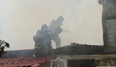 Крупный пожар охватил два дома и хозпостройку в Астане
