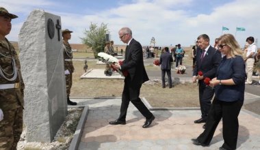 Дипломаты ЕС почтили память жертв репрессий и голода в Казахстане