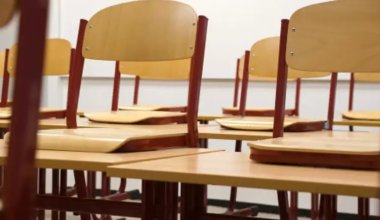 Уборщицы вместо строителей? В Минпросвещения прокомментировали ремонт в школе Алматы