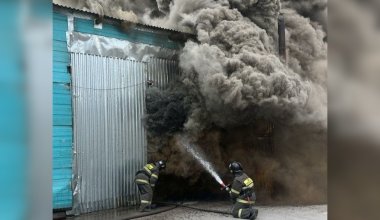 Крупный пожар на складе в Семее: сгорели хозтовары
