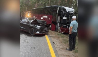 Автобус с туристами из Астаны вылетел на встречку и протаранил легковое авто