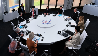 Трампу подарили футболку с номером 47 на саммите G7