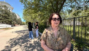 Потерявшие деньги инвесторы устроили стихийный сход возле суда в Актобе