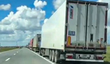 Сотни авто застряли на границе Казахстана и России: что происходит?