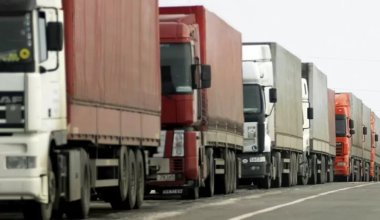 Без воды и туалетов: под Уральском выросла гигантская пробка из фур